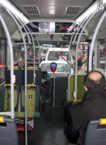 Belediye otobüsünde Neşet Ertaş dinleyerek yolculuk yapıyorlar