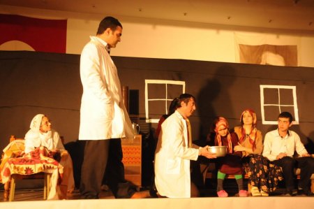 Belediye tiyatrosu ‘Kördövüşü’nü sahneledi