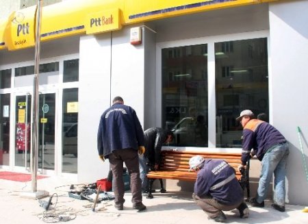 Belediye vatandaşlar için bank yaptırdı