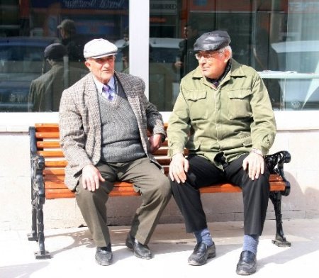 Belediye vatandaşlar için bank yaptırdı