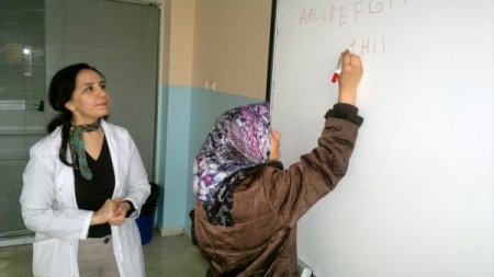 Belediyeden, Afgan mültecilere okuma yazma kursu