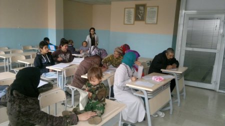 Belediyeden, Afgan mültecilere okuma yazma kursu