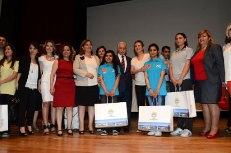 Belediyeden başarılı öğrencilere bilgisayar