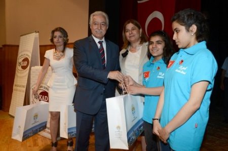 Belediyeden başarılı öğrencilere bilgisayar