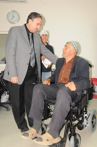 Belediyeden engelli vatandaşa akülü sandalye
