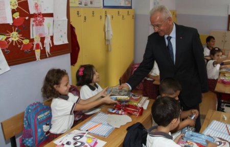 Belediye’den öğrencilere kırtasiye desteği