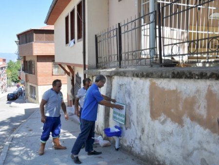 Belediyeler, sahipsiz hayvanlar için sokaklara su kapları koyuyor