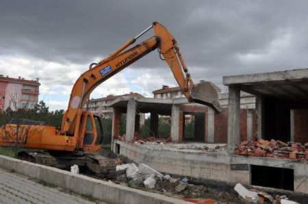 Belediyenin ruhsat verdiği inşaat mahkeme kararıyla yıktırıldı