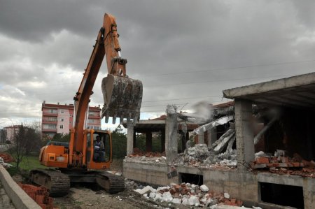 Belediyenin ruhsat verdiği inşaat mahkeme kararıyla yıktırıldı