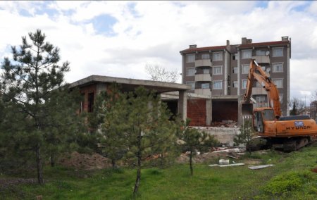 Belediyenin ruhsat verdiği inşaat mahkeme kararıyla yıktırıldı