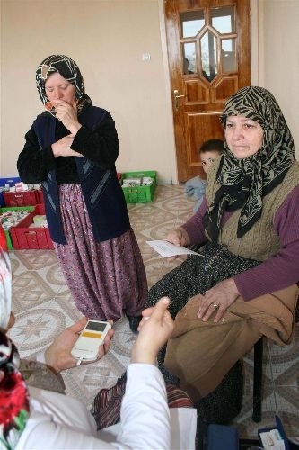 Belediyesi, Hastaneye Gidemeyen Yardıma Muhtaç Hastaları Evinde Muayene Etti
