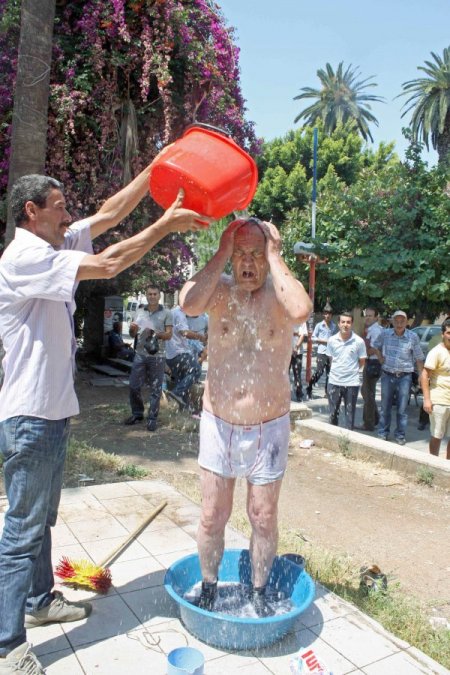 Belediyeyi Cadde Ortasında Leğende Banyo Yaparak Protesto Etti