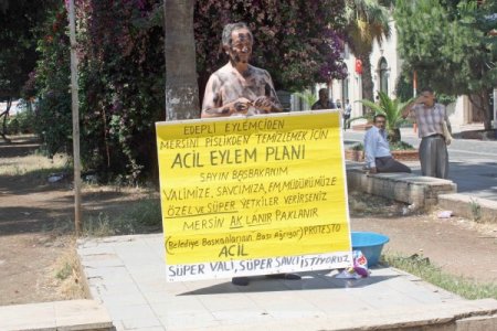 Belediyeyi Cadde Ortasında Leğende Banyo Yaparak Protesto Etti