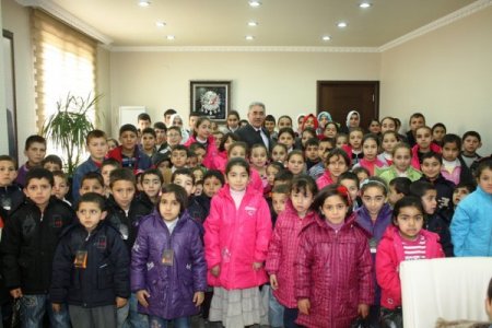 Belen Belediyesi’nden öğrencilere giyecek yardımı