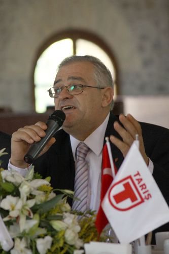 Beliğ Azbazdar: Tariş'i Çatır Çatır Yemişler