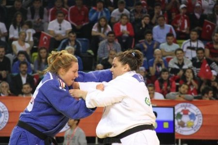 Belkıs Zehra Kaya, Bakü’de gümüş madalya kazandı