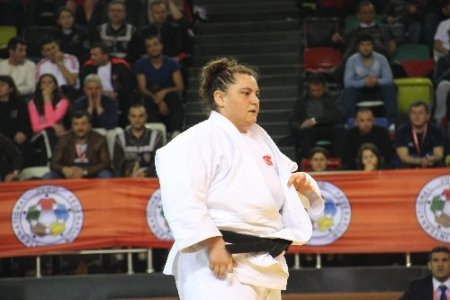 Belkıs Zehra Kaya, Bakü’de gümüş madalya kazandı