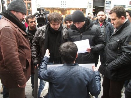 ‘ben Ogün Samast’ım’ Yazılı Döviz Taşıyan Eylemci Polisi Alarma Geçirdi
