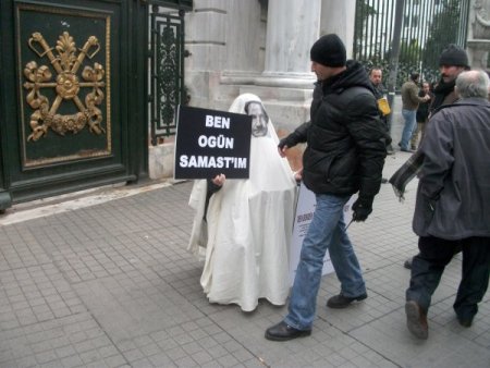 ‘ben Ogün Samast’ım’ Yazılı Döviz Taşıyan Eylemci Polisi Alarma Geçirdi