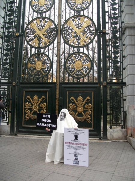 ‘ben Ogün Samast’ım’ Yazılı Döviz Taşıyan Eylemci Polisi Alarma Geçirdi