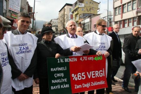 Benzin Zammını Protesto İçin Araçlara Siyah Kurdele Bağladılar