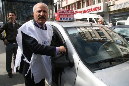Benzin Zammını Protesto İçin Araçlara Siyah Kurdele Bağladılar