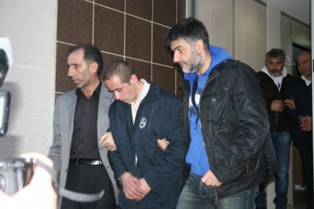 Benzinlikte park halindeki otobüsleri yakan 2 zanlı adliyeye sevk edildi