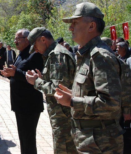 Beraber savaştıkları şehidi unutmadılar