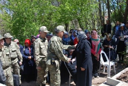 Beraber savaştıkları şehidi unutmadılar