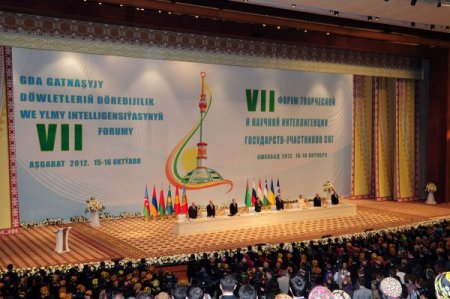 Berdimuhadov'dan Medvedev'in eşine ödül