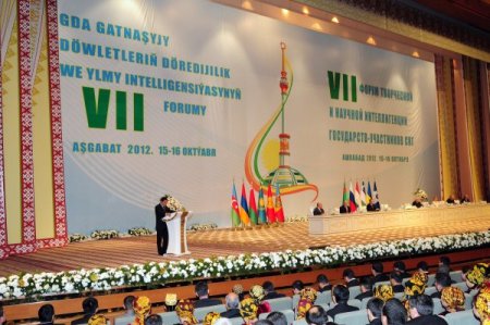 Berdimuhadov'dan Medvedev'in eşine ödül