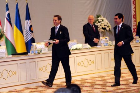 Berdimuhadov'dan Medvedev'in eşine ödül