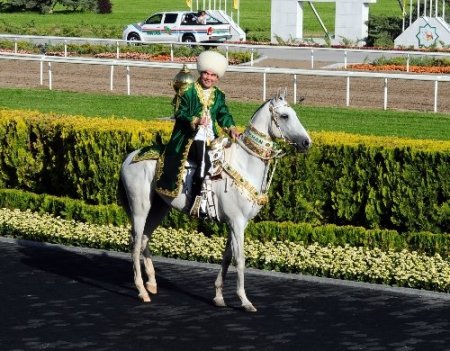 Berdimuhamedov, Ahal Teke atıyla şov yaptı