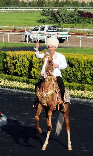 Berdimuhamedov, Ahal Teke atıyla şov yaptı