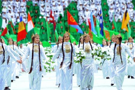 Berdimuhamedov'dan Kadınlara 8 Mart Sürprizi