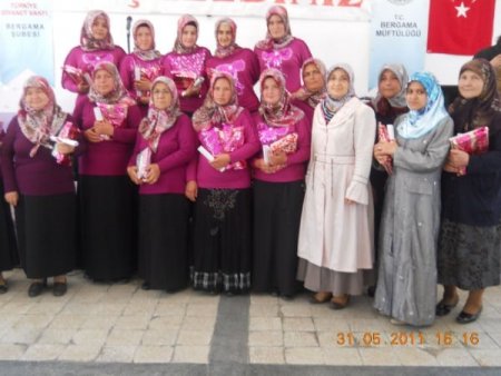 Bergama'da Kur'ân Kursu Öğrencisi 170 Hanım Diploma Aldı