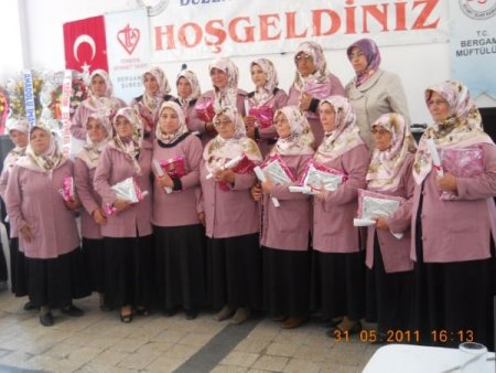 Bergama'da Kur'ân Kursu Öğrencisi 170 Hanım Diploma Aldı