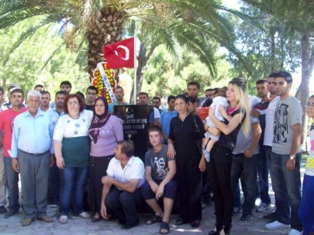 Bergamalı Şehide Silah Arkadaşlarından Anıt Çeşmeli Vefa