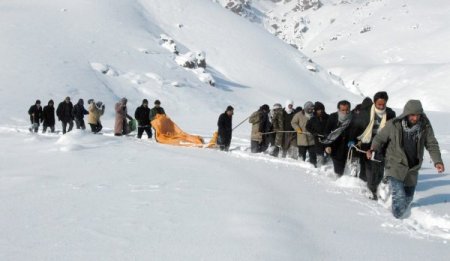 Berivan, brandayla kar üstünde 9 kilometre sürüklenerek ambulansa ulaştı