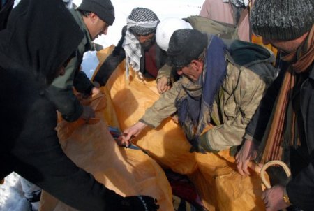 Berivan, brandayla kar üstünde 9 kilometre sürüklenerek ambulansa ulaştı