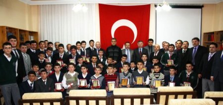 Beşikdüzü Talebe Yurdu, Başarılı Öğrencilerini Plaketle Ödüllendirdi
