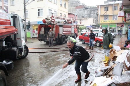 Beşikdüzü’nde selin ardından temizlik çalışmaları başladı