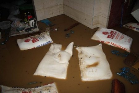 Beşikdüzü’nde selin ardından temizlik çalışmaları başladı