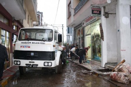 Beşikdüzü’nde selin ardından temizlik çalışmaları başladı
