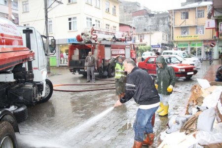 Beşikdüzü’nde selin ardından temizlik çalışmaları başladı
