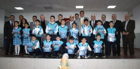 Beşikdüzü’nde Sosyal Güvenlik Merkezi Müdürlüğü, öğrencilere kitap dağıttı