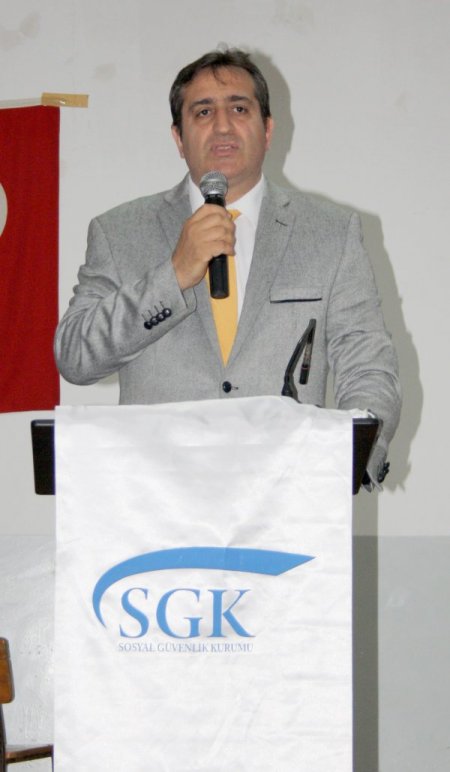 Beşikdüzü’nde Sosyal Güvenlik Merkezi Müdürlüğü, öğrencilere kitap dağıttı