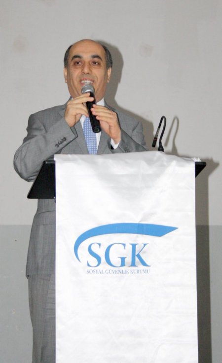 Beşikdüzü’nde Sosyal Güvenlik Merkezi Müdürlüğü, öğrencilere kitap dağıttı