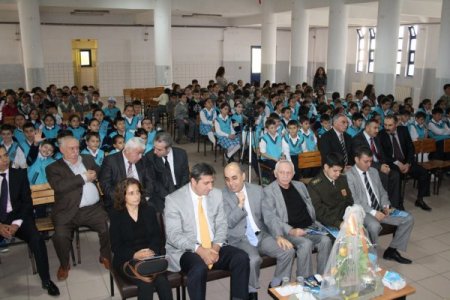 Beşikdüzü’nde Sosyal Güvenlik Merkezi Müdürlüğü, öğrencilere kitap dağıttı