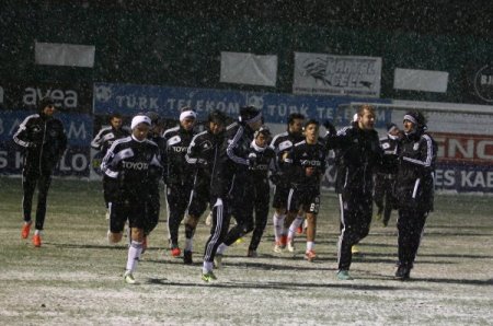 Beşiktaş, kar altında çalıştı ve kampa girdi